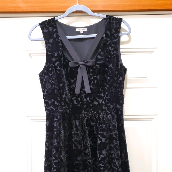 Modcloth Dresses & Skirts - Modcloth Velvet Pattern Dress
